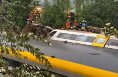 ВИДЕО: Патнички воз излета во Германија, има загинати
