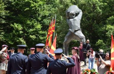 Делегација предводена од началникот на Генералштабот на Армијата положи цвеќе во Крушево