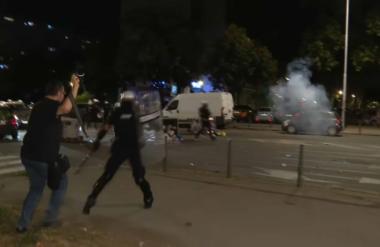 (Фото) Протести во повеќе градови низ Србија, демонстрантите се судрија со полицијата!
