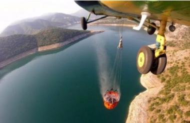 Со хеликоптер на Армијата исфрлени 102 тони вода врз пожарот во Јасен, активен еден крак од ловиштето кон езерото Козјак