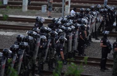 Немири и тепачки на протести во Србија