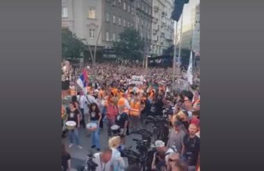 Протести ширум Србија, инциденти пред простории на СНС во Нови Сад