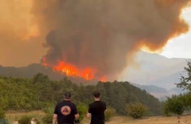 ВИДЕО: Итен повик за евакуација – Шест села пеплосани во пожарите во Албанија, ситуацијата се уште тешка