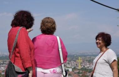 Стаменкоска Трајкоска со колешките пратенички во посета на Три Круши и црквата „Св. Петка“