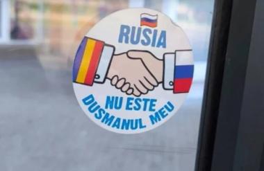Кремљ започна нова пропагандна кампања низ Европа, лиферува налепници „Русија не е мој непријател“