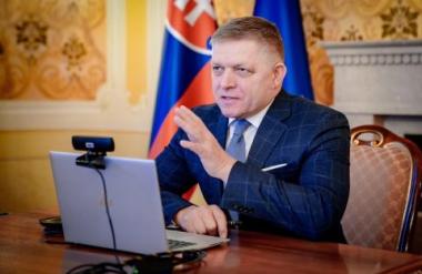 „Политико“: Фицо ја суспендира воената помош за Украина