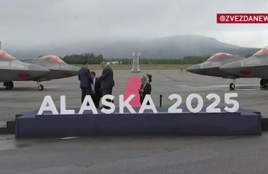 (Фото) Црвен тепих за Путин во Алјаска