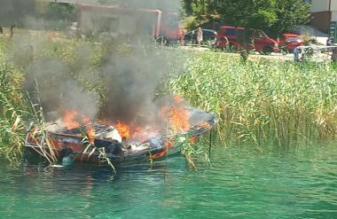 Се запалил глисер укотвен во водите на Охридско Езеро