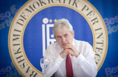 ДУИ може колку сака да потсетува на 2001, но сега е 2025, и не само што не може да ја делат Македонија, туку може и да завршат во затвор