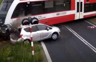 ВИДЕО: Воз удри автомобил кој поминал на спуштени рампи, страшна несреќа во Полска